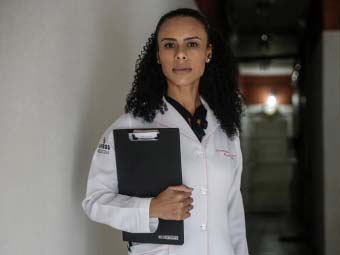 Imagem da notícia Coronavírus: aluna com 75% do curso de medicina concluído ganha direito à antecipação de diploma
